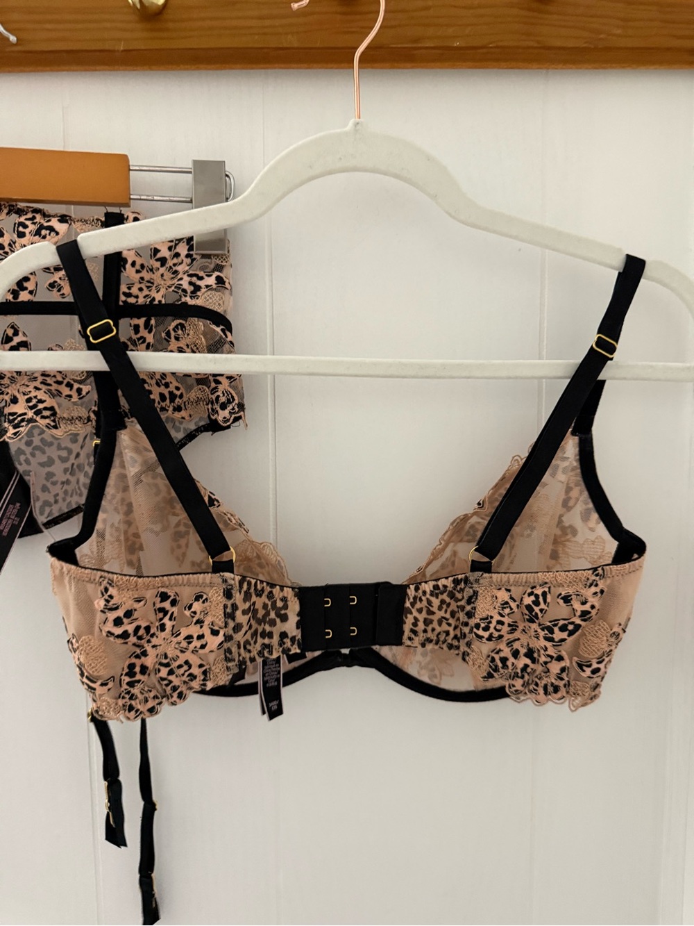 VICTORIA’S SECRET Very Sexy Bra and Garter Belt 34DD - Picture 4 of 16